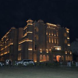 Abhushan Mahal, hotell sihtkohas Nīmri