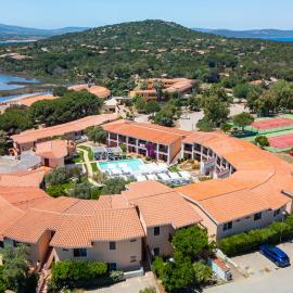 Residence with swimming pool in Costa Serena just 700 mt from the sea