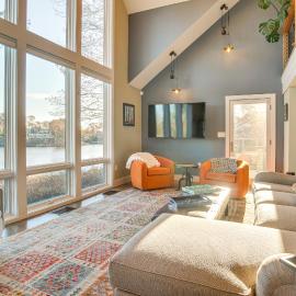 1 Mi to Ferry & Beach: Waterfront Hyannis Home!, hotel Hyannisban