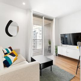 New Luxurious, Spacious Studio With Parking