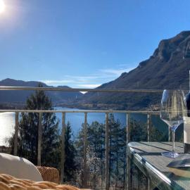 Villa Carlotta C1, Balkon und phantastischer Blick, hotel v destinácii IDRO