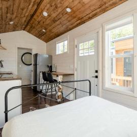 Stay Portland - The Tiny Farmhouse on Alberta, hotel in Portland