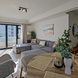 Spacious Beach Apartment with Sea & Ocean View, hotel in Cape Town