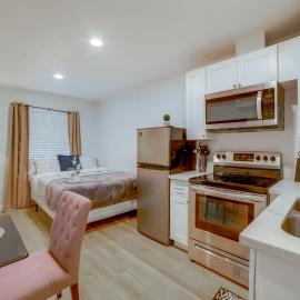 Nurse-Ready Rental 10 Mi to Dtwn Riverside!