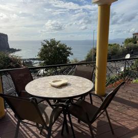 White Stylish Apartment 4, hotel a Vico Equense