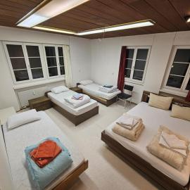 Merkur - Private Room with Shared Kitchen Shower and Toilet - Chur Old Town, Hotel in Chur