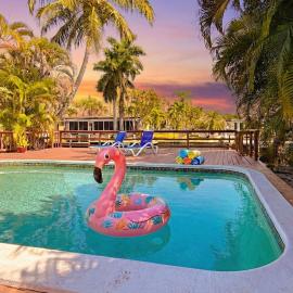 Private Backyard Pool and Deck Canal Views, hotel in Fort Lauderdale