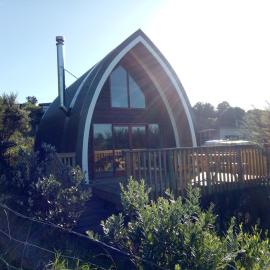 Private cozy timber chalet with fireplace, hotel em Raglan