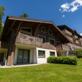 Apt BecD4 Chalet-Style with Parking for 8 - Happy Rentals