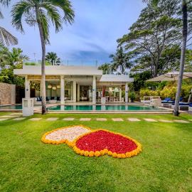 Ocean Beachfront Luxury Design Villa @ Lovina - Villa Ibiza Bali