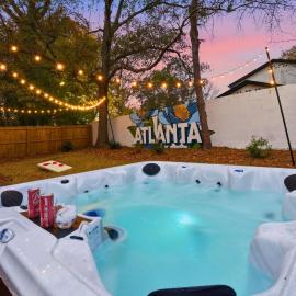 Sleeps 16, Hot Tub, Fire Pit, Walk 2 Beltline/DT