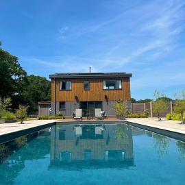 Large Heated Pool with Countryside Views, hotel in Cowfold