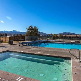 Fraser 3BR Condo with Pool and Hot Tub, hotel en Fraser