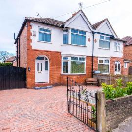 3 Bed Hale Home Free Parking