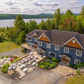 Au Sommet du Lac Magog: Magog-Orford şehrinde bir otel