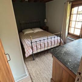 Chambre privée au bord de la rivière, hotel in Ouilly-du-Houley