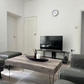 Viesnīca The Regent's Retreat - Modern 4-Bedroom Home pilsētā Briton Ferry