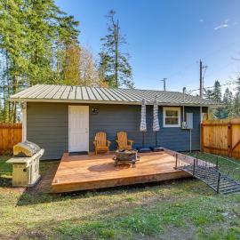 Hike & Relax Fireside: Nordland Gem w/ Deck & Yard, Hotel in Nordland
