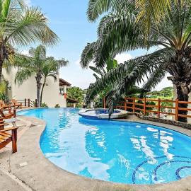 Colorful & Private 2-Bedroom Condo Just a Short Walk from the Beach: Coco şehrinde bir otel