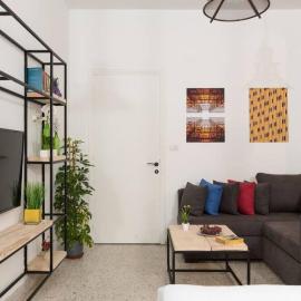 Garage - Stylish Studio & Balcony in Mar Mikhael, hótel í Al Mudawwar