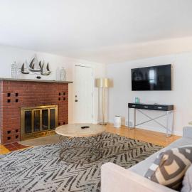Spacious 4 bedroom home with large yard, hotel en Wayland