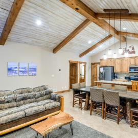 Outdoor Adventure Hub ~ 20 Miles to Yellowstone!, hotel in Island Park