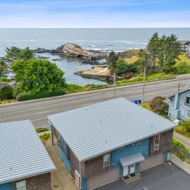 Steps to Pirate Cove: Oregon Coast Condo w/ View, hotel in Depoe Bay