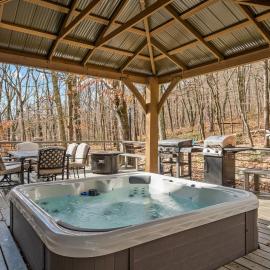 Hawk Mountain Song- Massanutten Home with hot tub!, Hotel in McGaheysville
