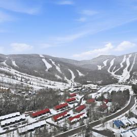 The refuge of the slopes, ski in, ski out, hotel a Stoneham