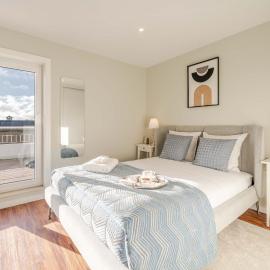 Bright Beachside Flat with Terrace by HostWise, hotel a Matosinhos
