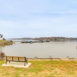 Lake Greenwood Getaway w/ Docks & Waterfront Views, hotel sa Greenwood