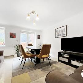 6 Bed Longstay & Shortstay property with Wifi & parking sleeps 14, hotel u gradu 'Chatham'