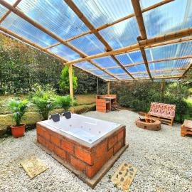Cabaña en la Naturaleza con Jacuzzi - Santa Elena, hotel in Medellín