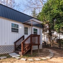 Tiny house with smart bidet and water purify-system, hotell i Gastonia