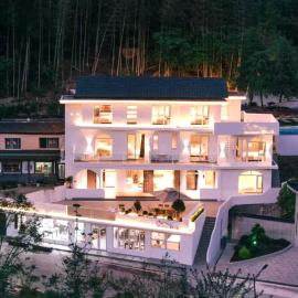 Book NOW & Chat, Wake in Mountain,Free Shuttle,Aside National Park, Combo Stay in Tianmen city center, English Speaking Assistant, Hotel in Jiawan