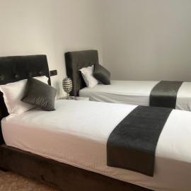 Viesnīca Magnifique maison famiiale moderne spacieuse de 150 m Avec de 3 chambres ,confortables et d un grand salon et terrasse, Idealement situee a 9 min du centre-ville elle se trouve à proximite de la route principale menant a l aeroport Berkane et Saidia pilsētā Udžda