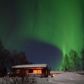 Private Riverside Cabin & Sauna - Northern Lights from Your Terrace, hotel din Pello