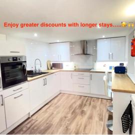 Westons Hideaway, 2 Bed, Free Parking, 6 mins walk to beach,, hotel in Weston-super-Mare