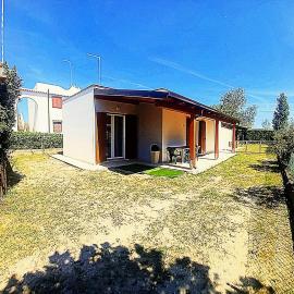 Villa Bungalow 2, hotell i Rosolina Mare
