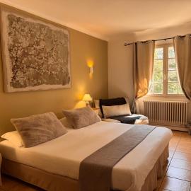 Logis Hotel le Mas De Cure Bourse, hotel en LʼIsle-sur-la-Sorgue