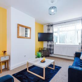 Convenient 4BR Bungalow 2 Baths Driveway Sleeps 7 Short and Long Term Stays, hotel in Hawarden