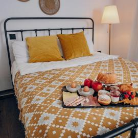 Open Concept Boutique Hotel - free breakfast & parking