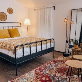 Open Concept Boutique Hotel - free breakfast & parking
