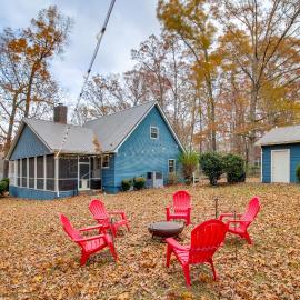 2 Mi to Tims Ford Lake! Cozy Cottage w/ Fireplace
