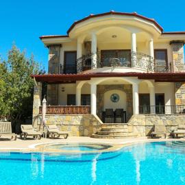Hot tub-Fireplace-Pets-Sleeps 11-Bbq-Pool-Parking