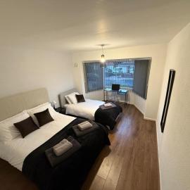 3BR House ideally located for HS2, Nec, BHX and Bham CC, hotel en Kingshurst