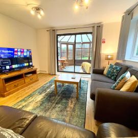 Large 5 bed detached house near Stansted Airport with Parking for 2 vehicles! Stansted Stays