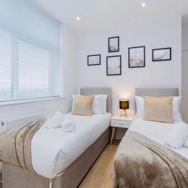 1 Bed Apartment in Aylesbury, by ARP HOMES, Town Centre, Perfect Location for Business & Long Stays