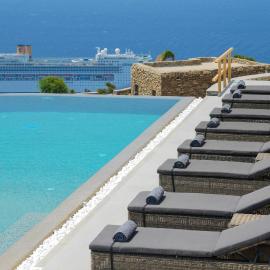 Aether Mykonos 5BR Villa with Serene Port & Town Views, hotel a Tourlos