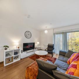 Stylish long & short stay flat with parking & Wifi sleeps 5